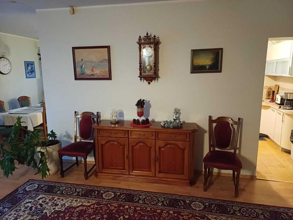 Neighbourhood, Living room