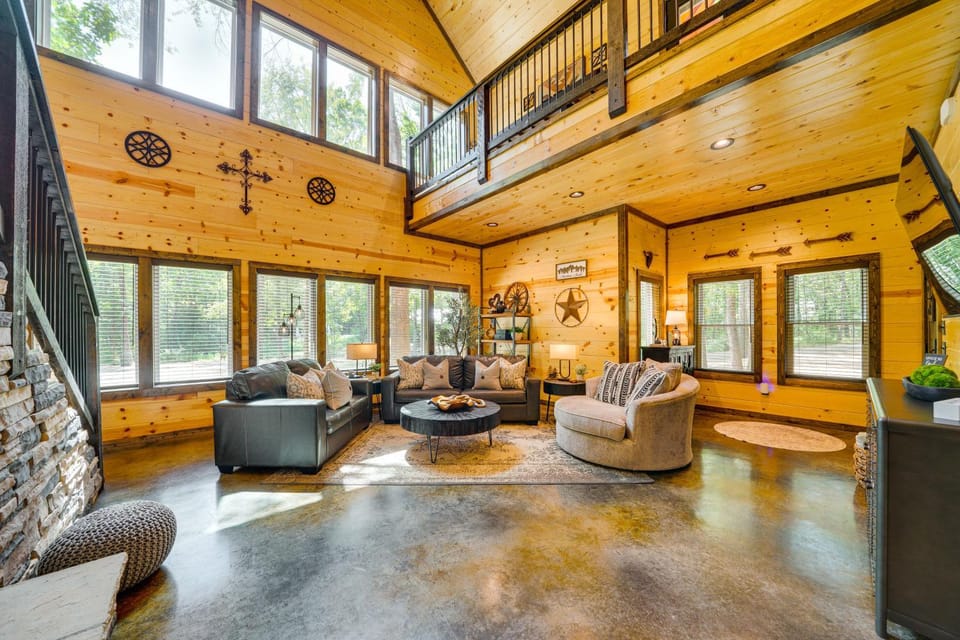 Broken Bow Cabin Near Choctaw Casino: Hot Tub! Cabin in Broken Bow