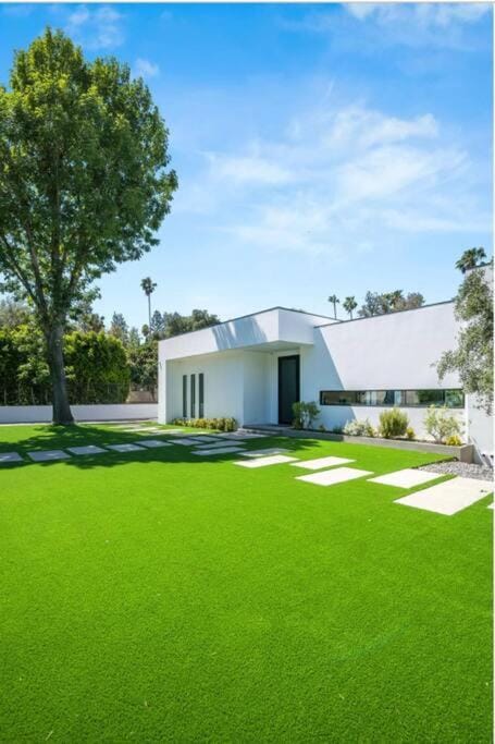 Woodland Hills Modern Dribble Den House in Tarzana
