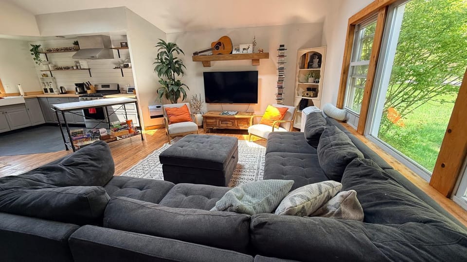 Communal lounge/ TV room, TV and multimedia, Living room, Seating area, Evening entertainment