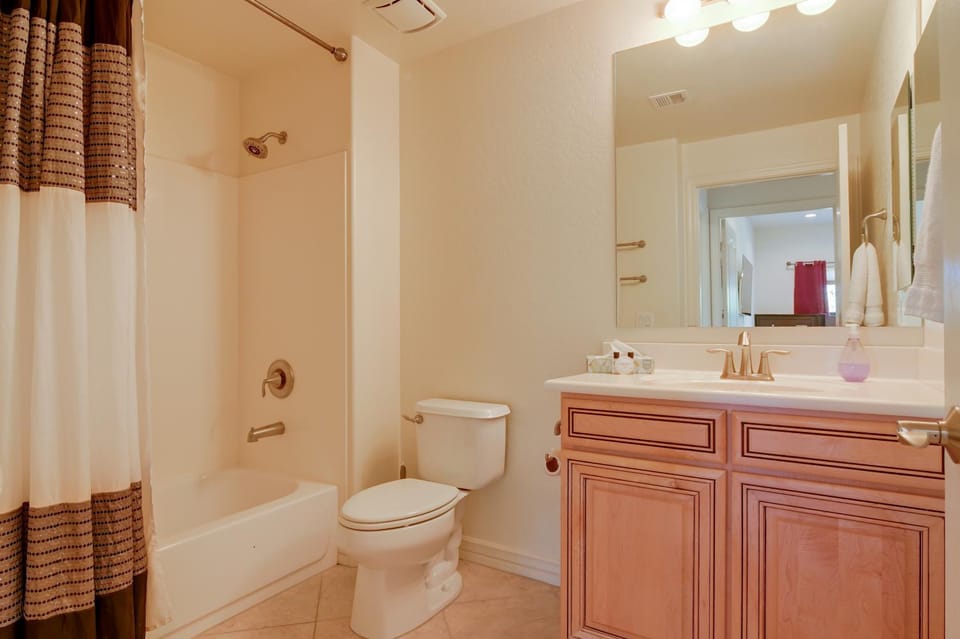 ~ 1 Mi to Desert Ridge Marketplace: Phoenix Condo! House in Desert Ridge