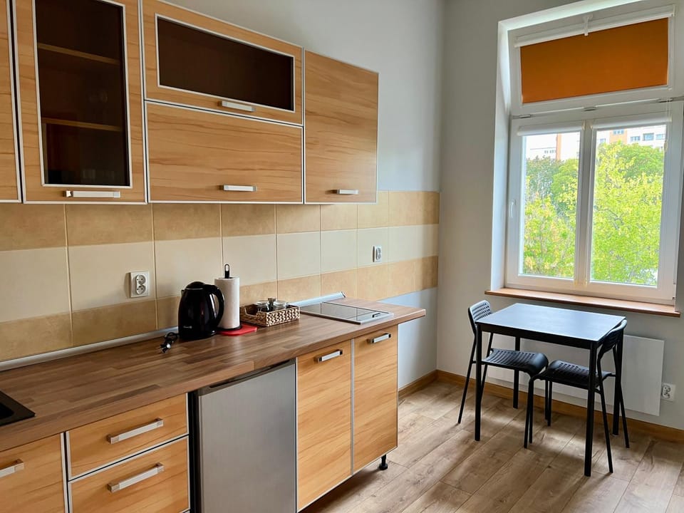 Coffee/tea facilities, Kitchen or kitchenette, stove