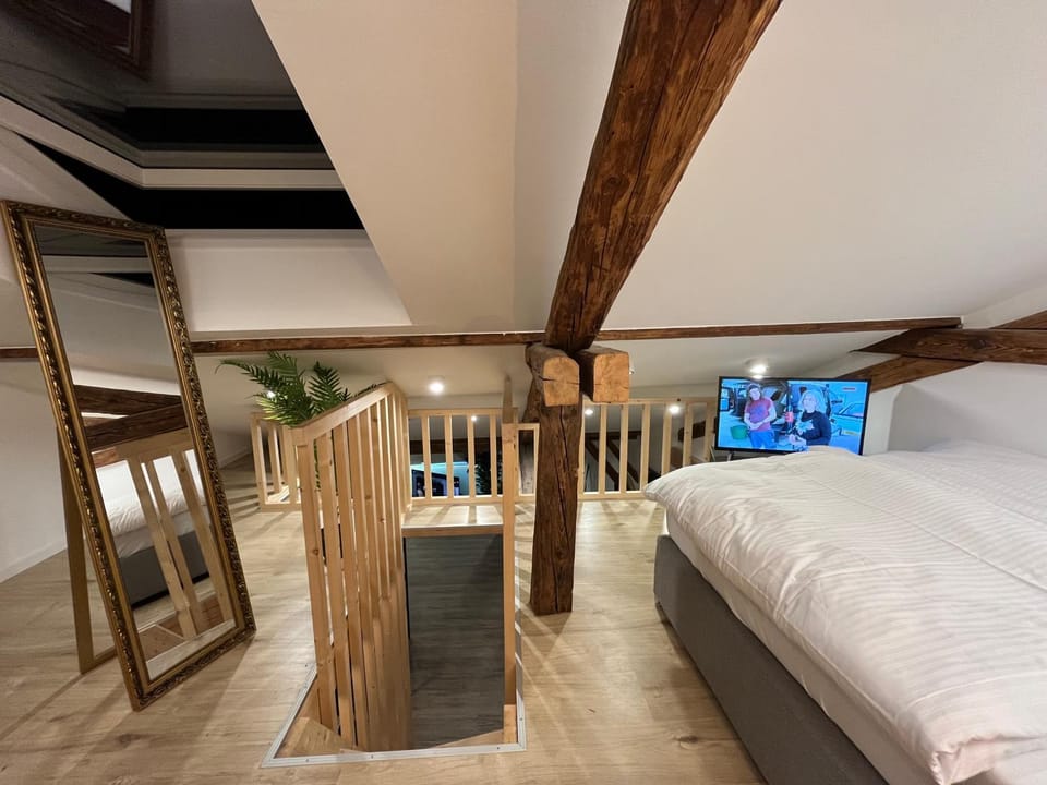 Bed, TV and multimedia, Bedroom