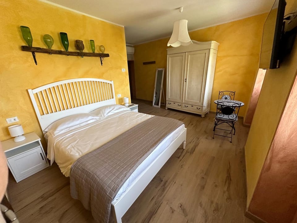 Bed, TV and multimedia, Photo of the whole room, Bedroom, internet, wardrobe