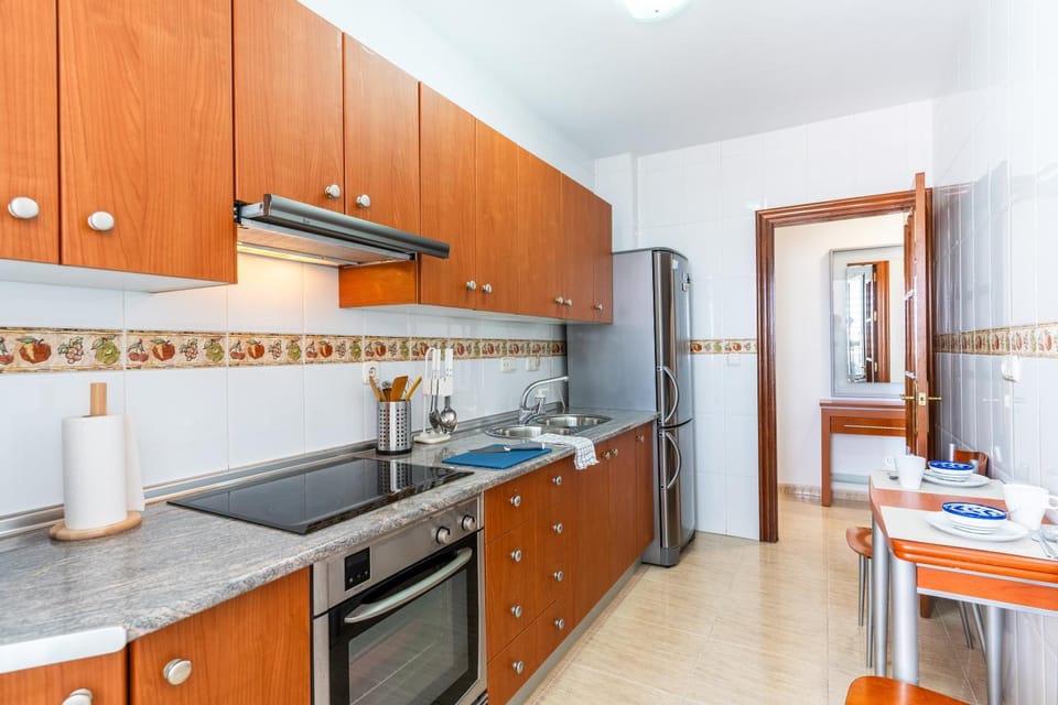 Kitchen or kitchenette, Dining area, oven