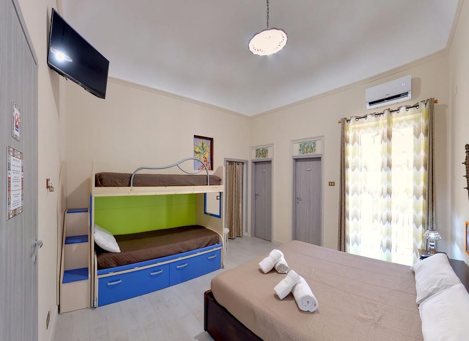 TV and multimedia, Photo of the whole room, Bedroom, bunk bed, air conditioner