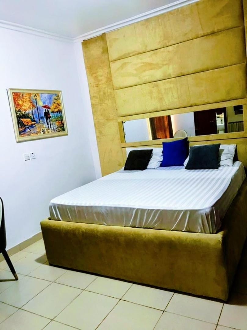 Tastefully furnished 2 and 3 bedroom At Cromwell Estate, chevron lekki with PS5, bathtub, Netflix 24hrs electricity Apartment in Lagos, Nigeria