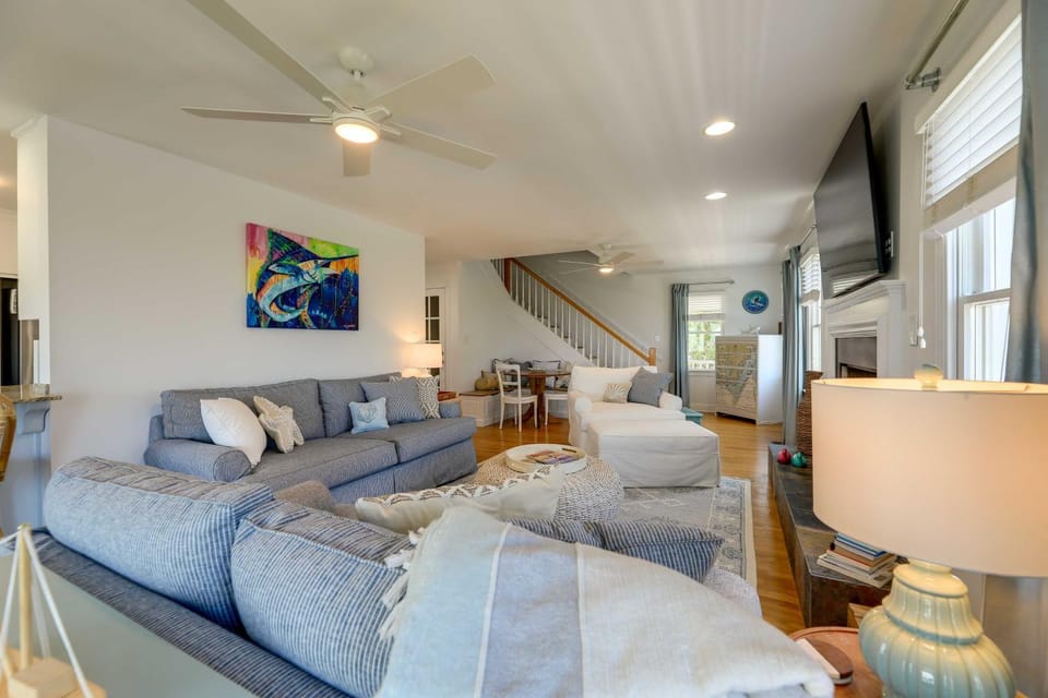 Waterfront Home w/ Screened Porch & Sunsets House in Harkers Island