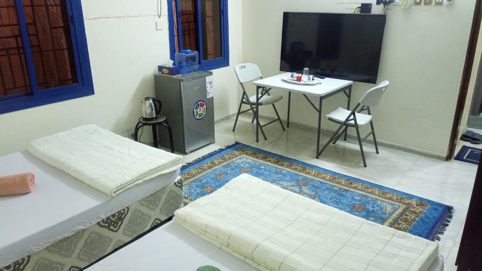 Bed, TV and multimedia, Dining area, Bedroom, air conditioner