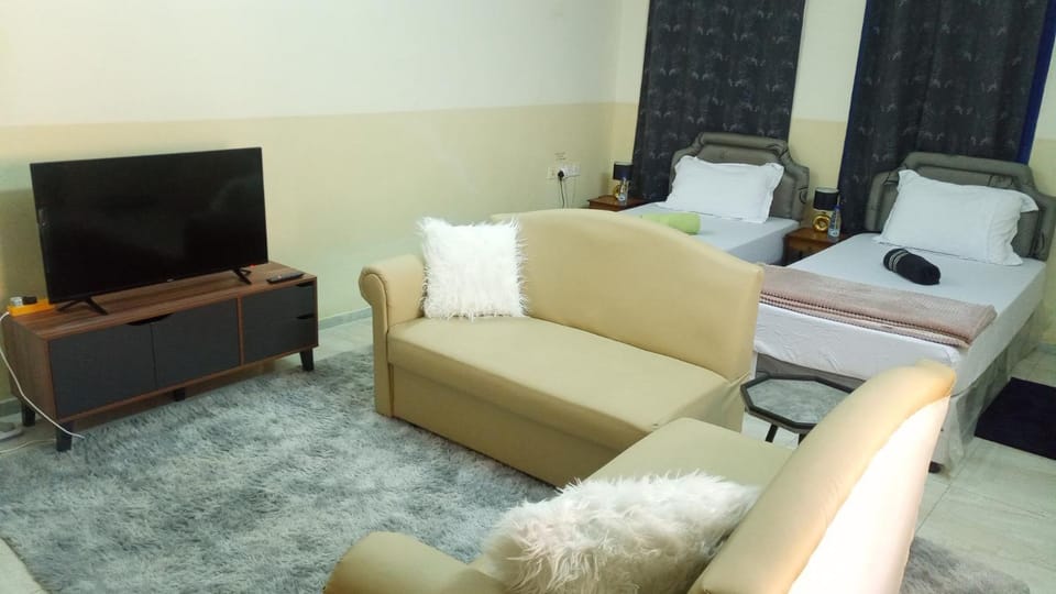 Bed, TV and multimedia, Photo of the whole room, Seating area, Bedroom