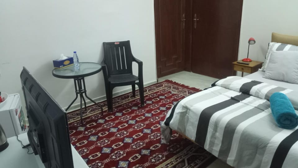 Bed, TV and multimedia, Photo of the whole room, Seating area, Bedroom