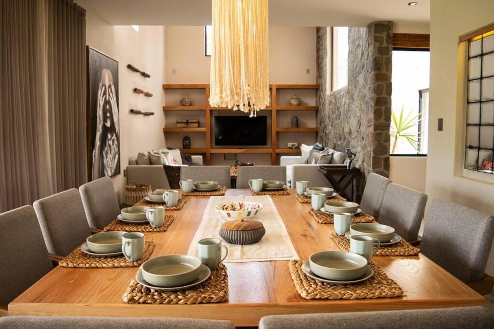 TV and multimedia, Coffee/tea facilities, Living room, Food and drinks, Seating area, Dining area, Food