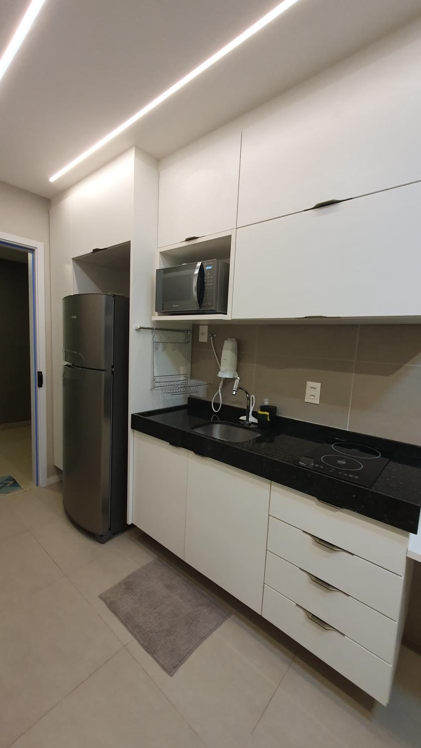 Kitchen or kitchenette, minibar, stove