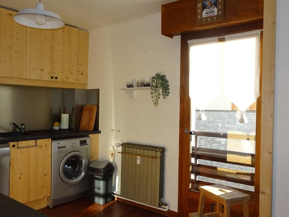 Appartement 2P lumineux pour 4 pers, balcon sud, à 350m des commerces et télécabines, parking inclus - FR-1-802-2 Cabin in Les Gets