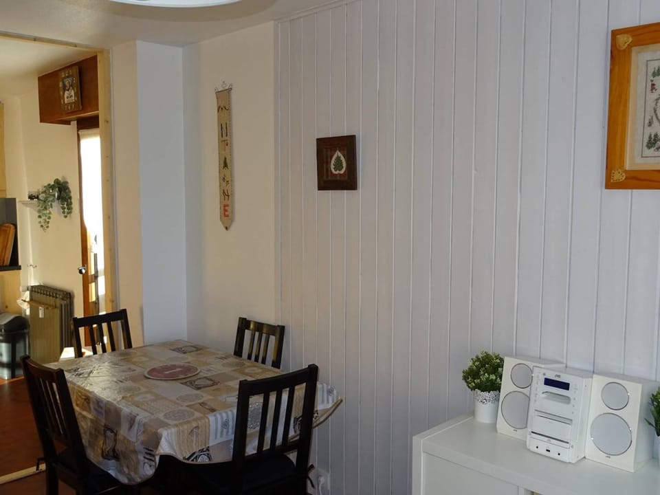 Appartement 2P lumineux pour 4 pers, balcon sud, à 350m des commerces et télécabines, parking inclus - FR-1-802-2 Cabin in Les Gets