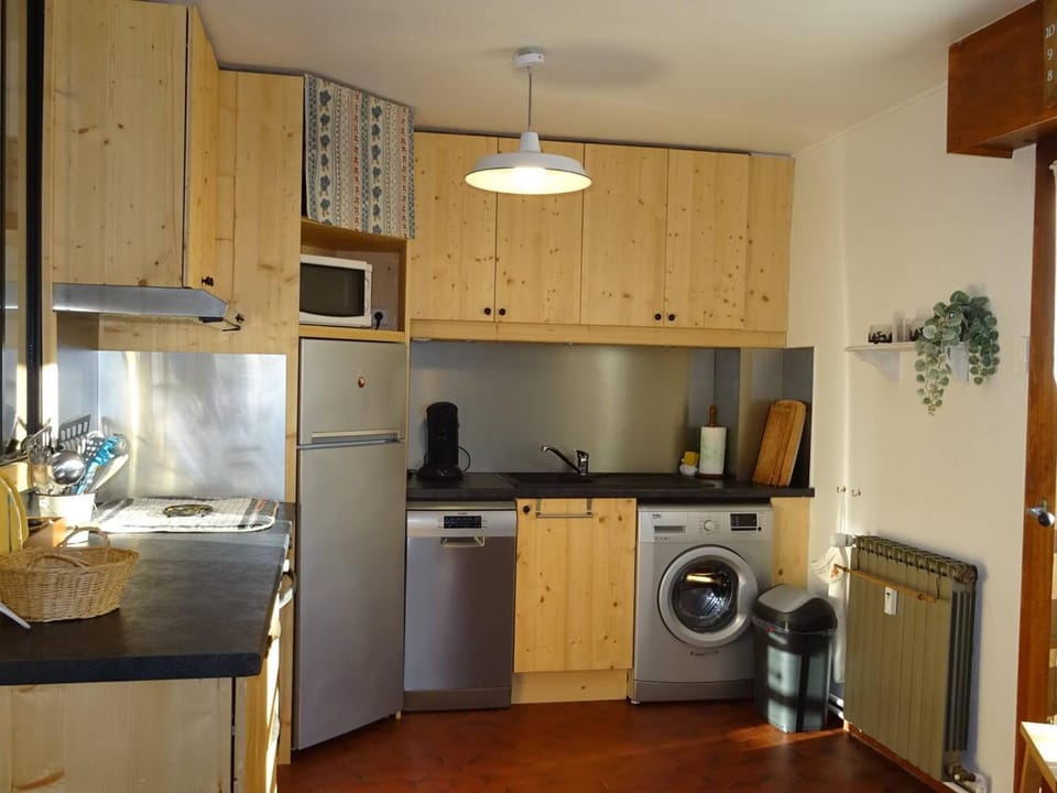Appartement 2P lumineux pour 4 pers, balcon sud, à 350m des commerces et télécabines, parking inclus - FR-1-802-2 Cabin in Les Gets