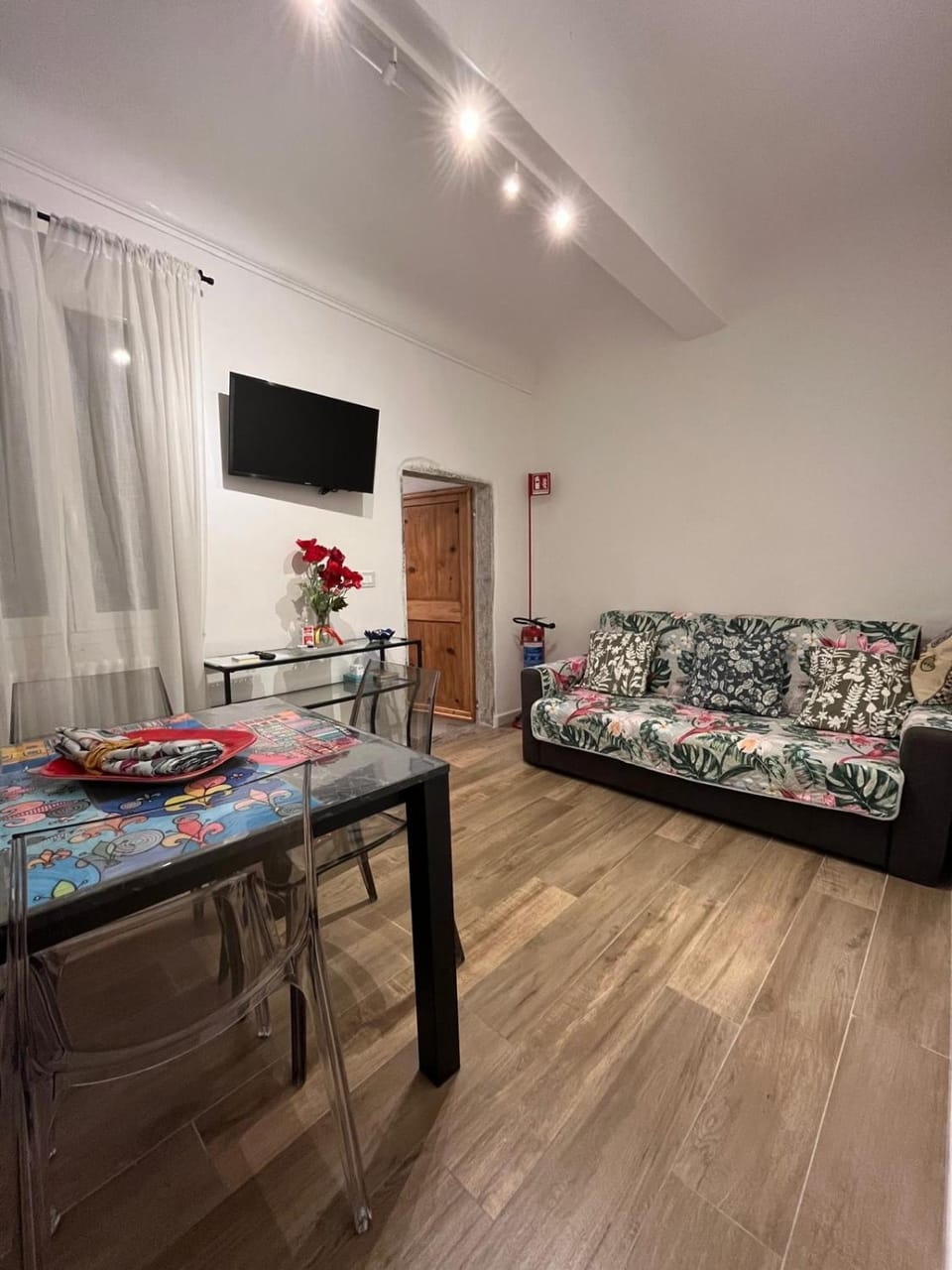 TV and multimedia, Living room, Seating area, Dining area