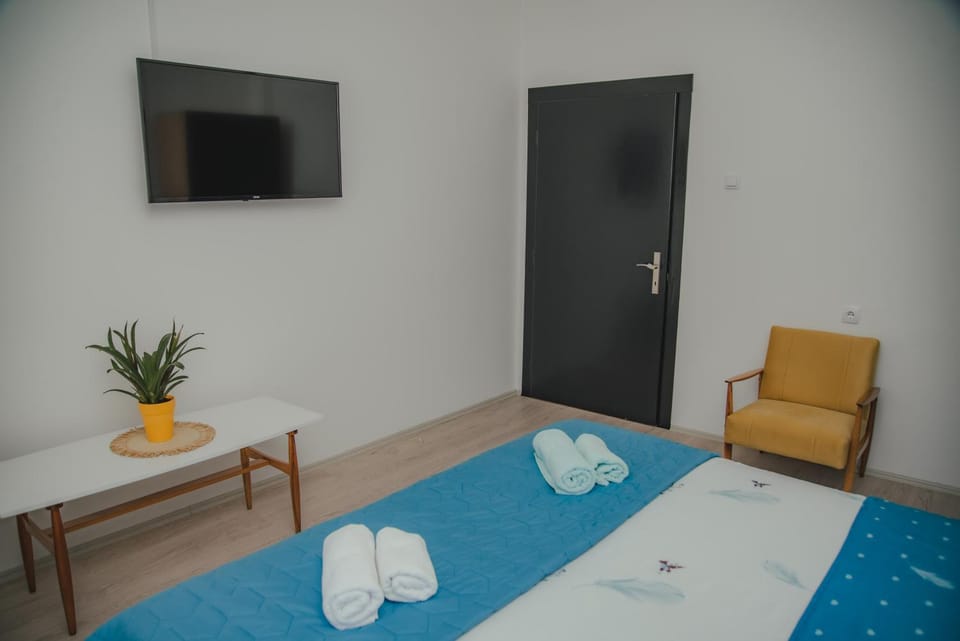 Bedroom, towels