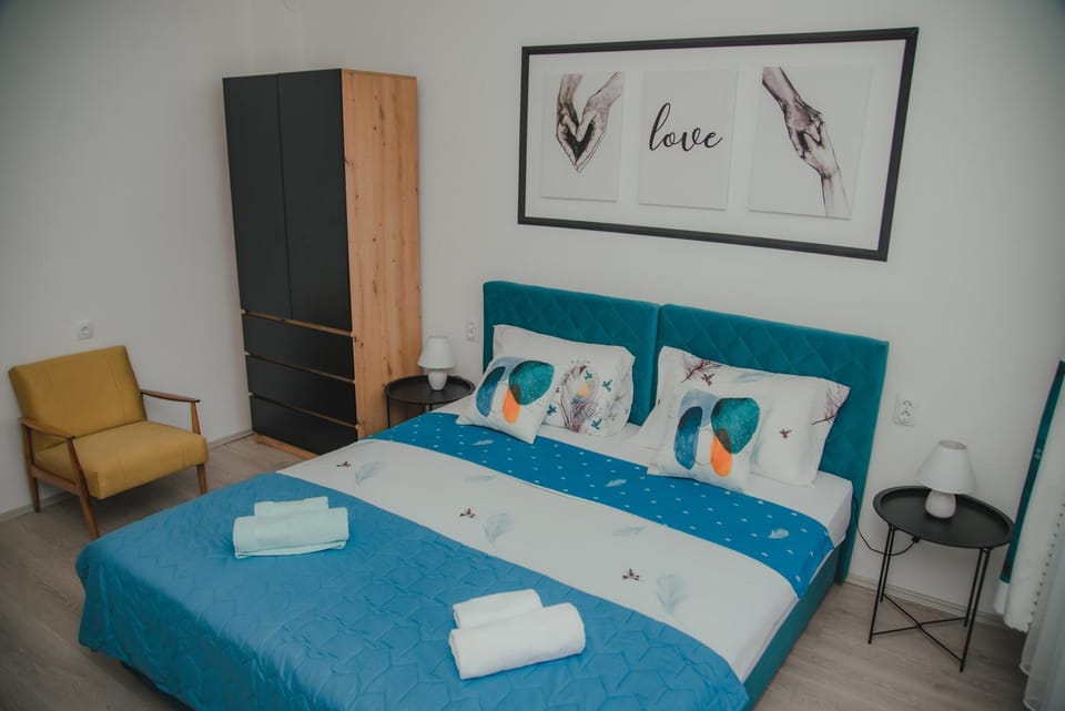 Photo of the whole room, Bedroom, towels