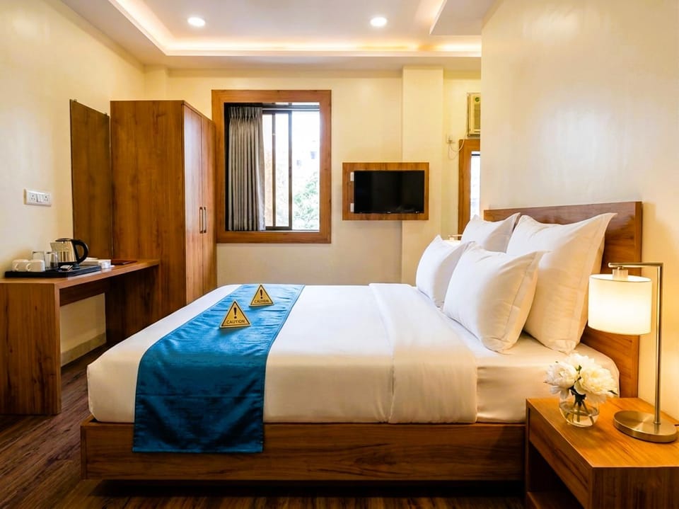 Bed, TV and multimedia, Bedroom