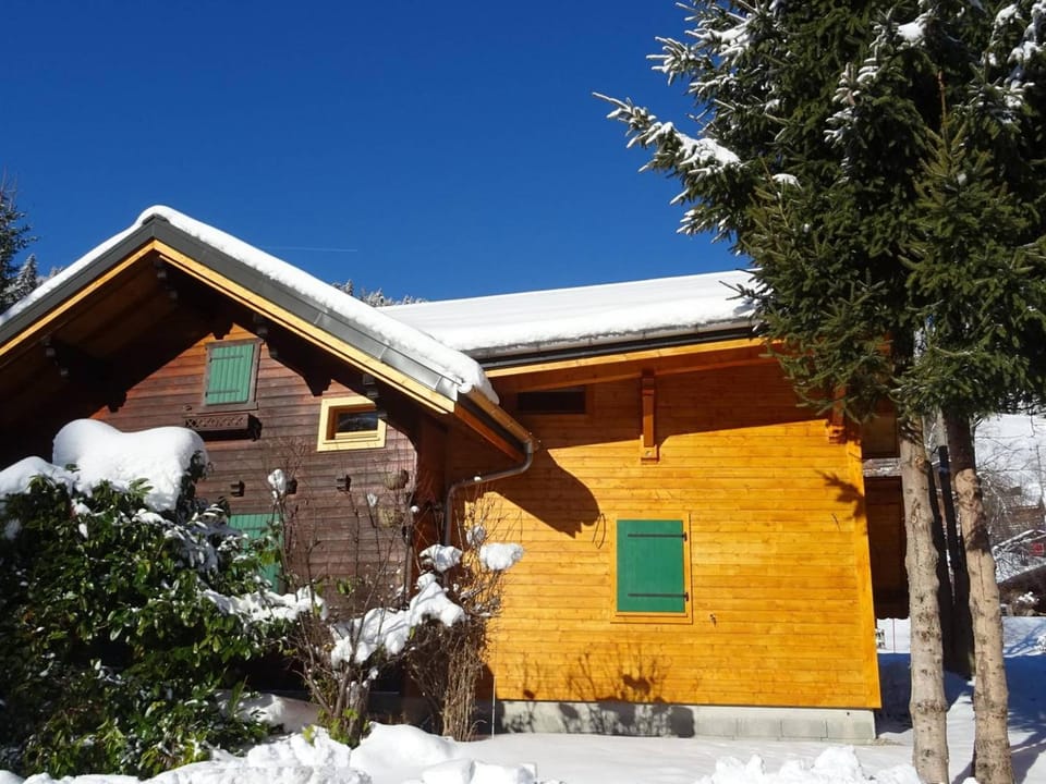 Chalet rénové Les Gets 8 pers, central, 150m commerces, 350m pistes, terrasse sud, parking privé - FR-1-802-84 Chalet in Les Gets