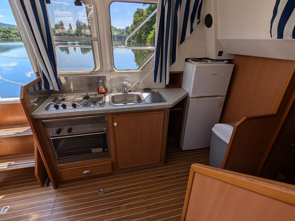Séjour insolite à bord d'un bateau tout confort dans la vallée du Lot - API-1-46-13 Docked boat in Occitanie