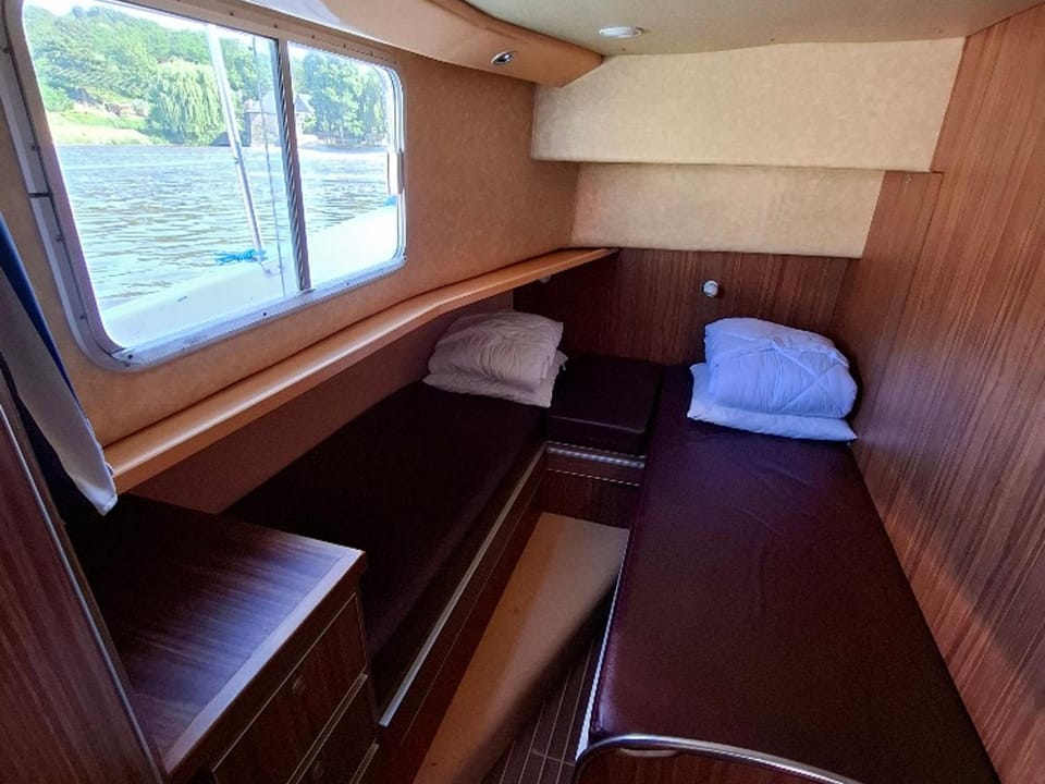 Séjour vintage à bord d'une péniche à Chenillé-Champteussé, 8-10 pers, grand espace extérieur - API-1-46-12 Docked boat in Pays de la Loire