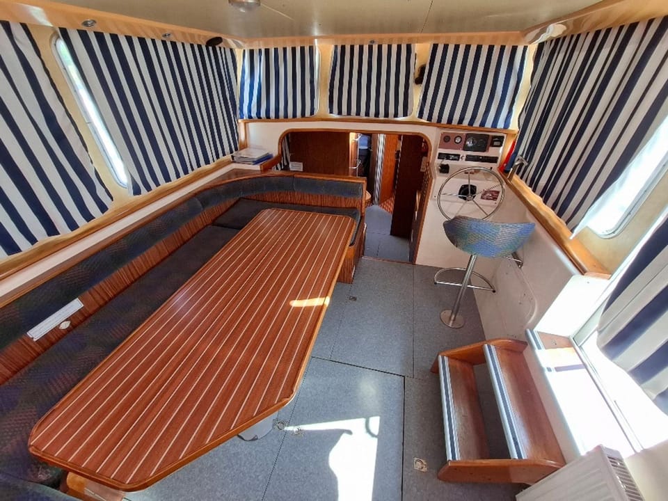 Séjour vintage à bord d'une péniche à Chenillé-Champteussé, 8-10 pers, grand espace extérieur - API-1-46-12 Docked boat in Pays de la Loire