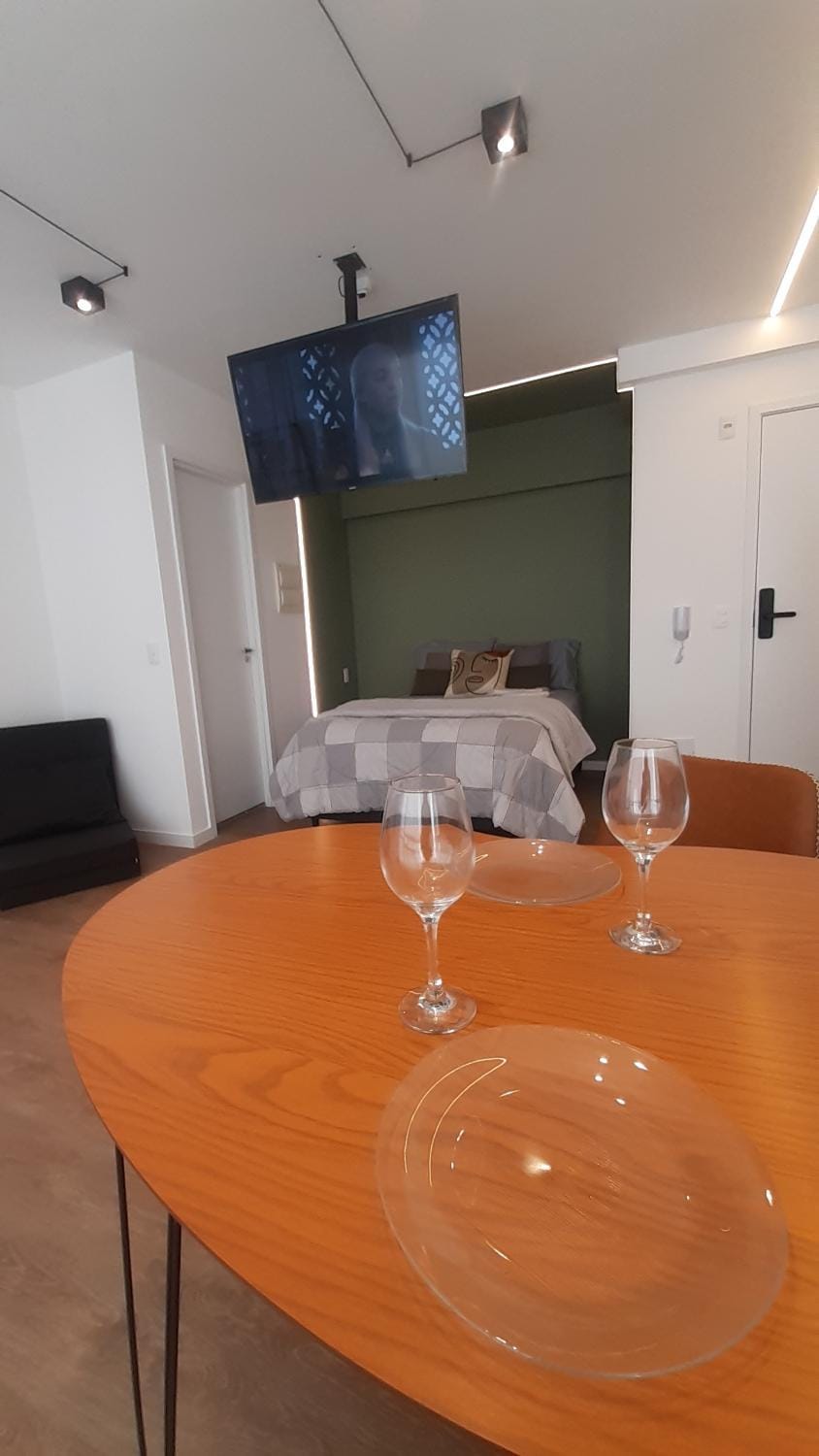 Bed, TV and multimedia, Dining area, Bedroom
