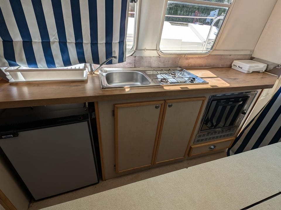 Séjour unique sur bateau au calme du Lot, 8 pers., tout confort, kit d'accueil et nettoyage inclus - API-1-46-15 Docked boat in Occitanie