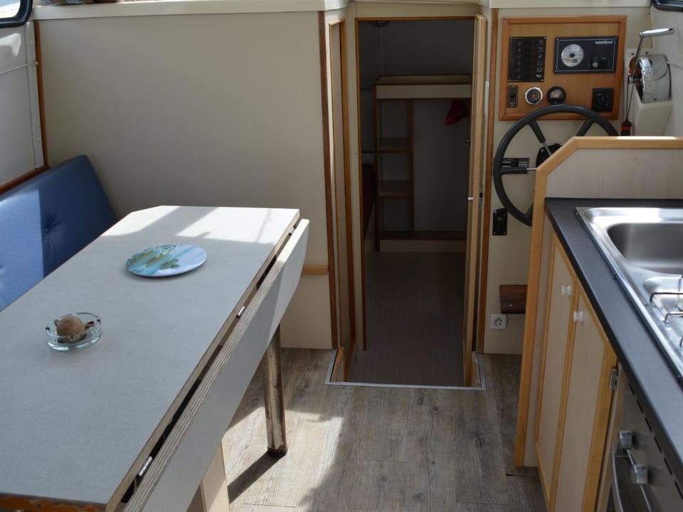 Séjour exclusif à bord du Triton 860 Fly - API-1-46-16 Docked boat in Jura