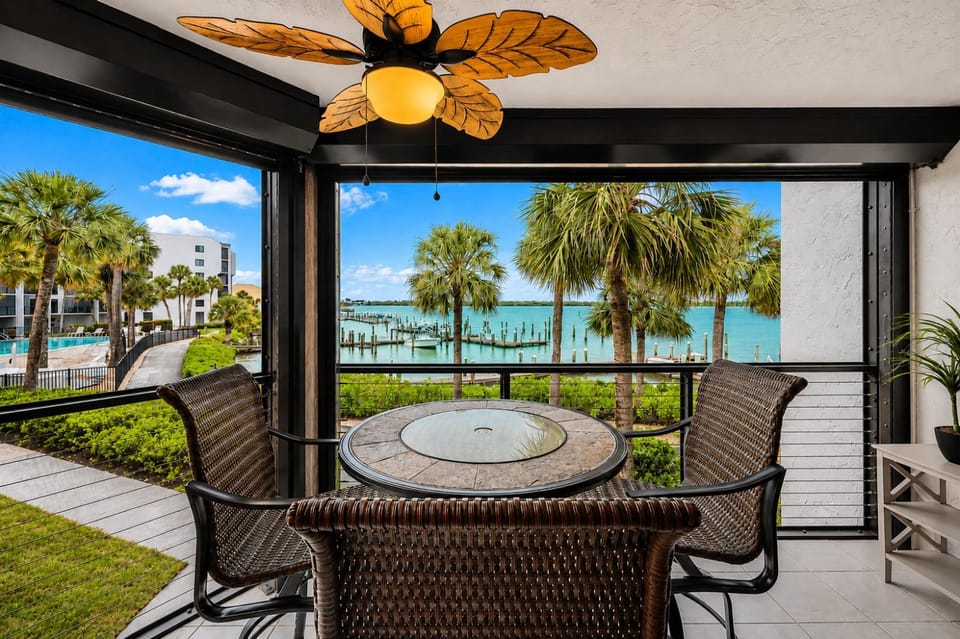 View (from property/room), Balcony/Terrace, Dining area, Pool view, Sea view