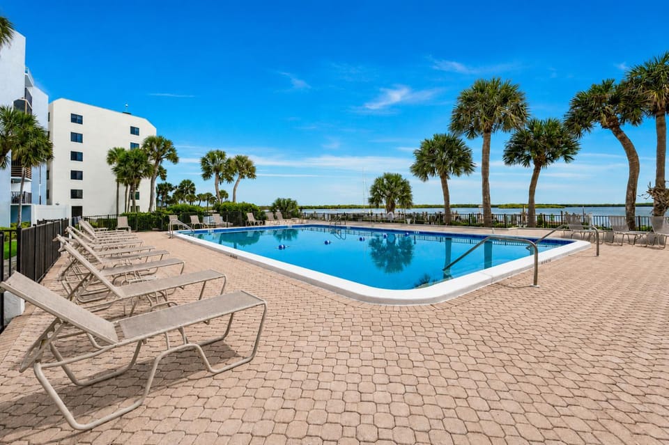 Pool view, River view, Swimming pool, sunbed