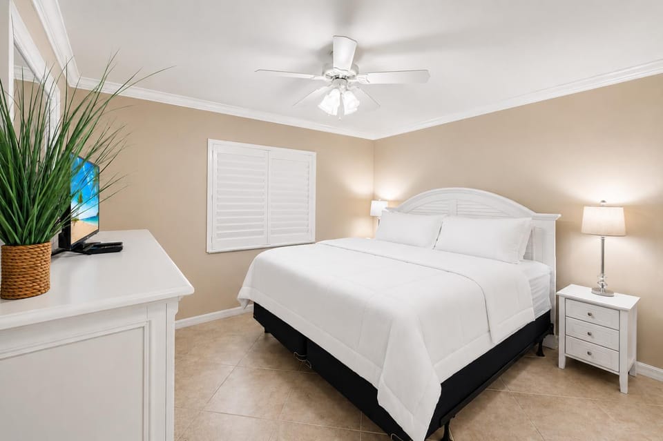 Waterfront Island Oasis! Heated Pool with Stunning View & 2 Full Bath Apartment in Marco Island
