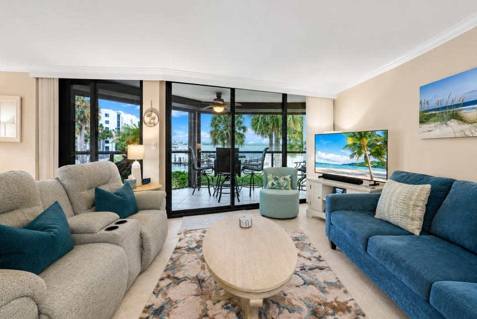 Waterfront Island Oasis! Heated Pool with Stunning View & 2 Full Bath Apartment in Marco Island