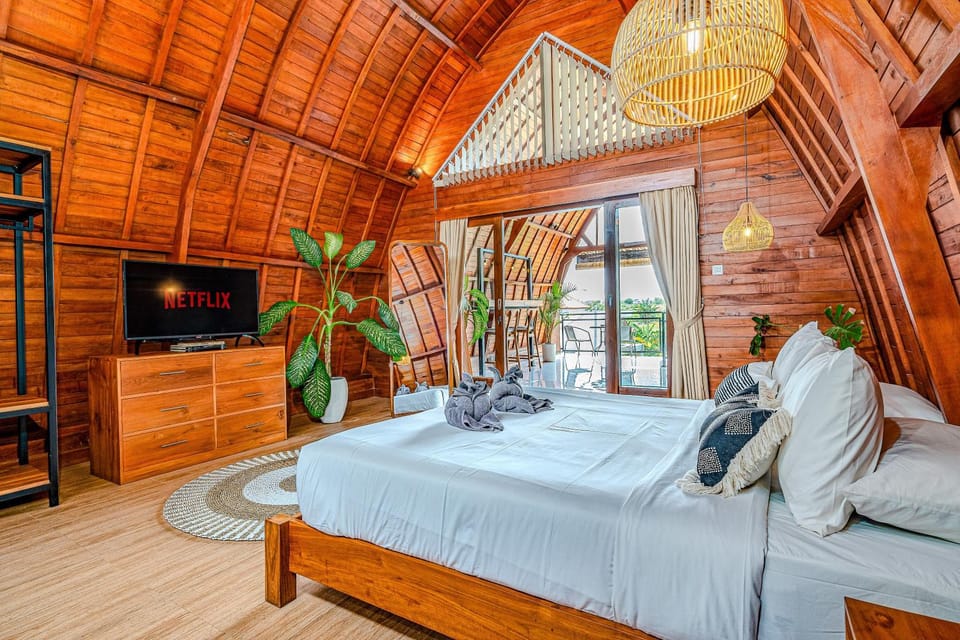 Bed, TV and multimedia, Photo of the whole room, Bedroom, towels