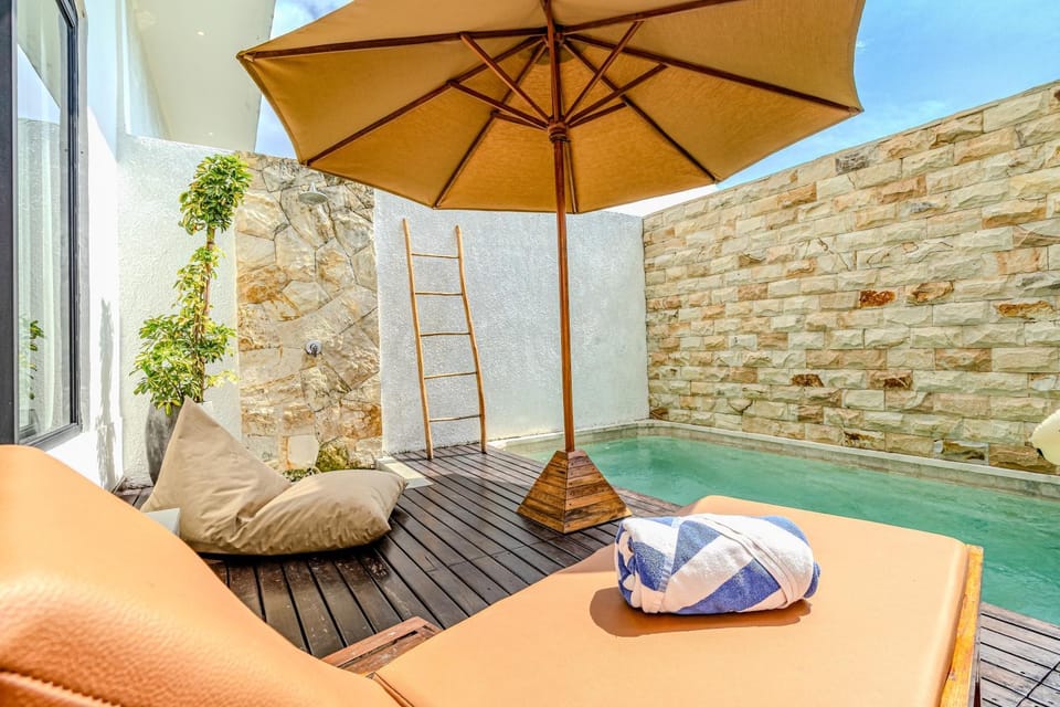 Day, Seating area, Pool view, Swimming pool, sunbed