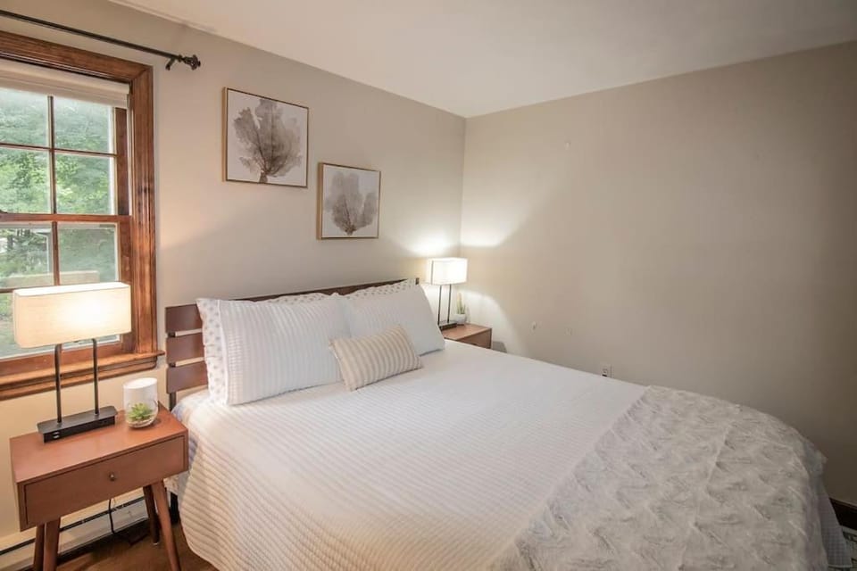 Master Bedroom with bath in a beautiful home Apartment in Shrewsbury