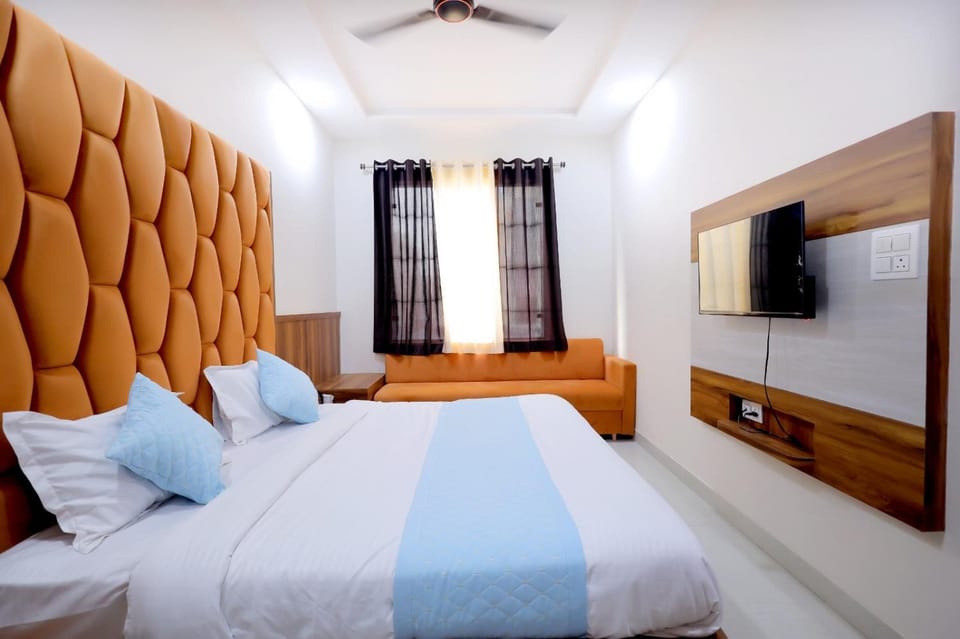 Communal lounge/ TV room, Bed, TV and multimedia, Photo of the whole room, Evening entertainment, Bedroom, fireplace, air conditioner