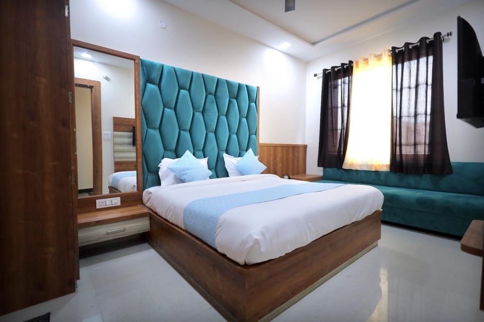 Bed, Living room, Photo of the whole room, Seating area, Bedroom
