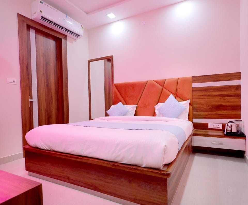 Bed, Photo of the whole room, Bedroom, air conditioner