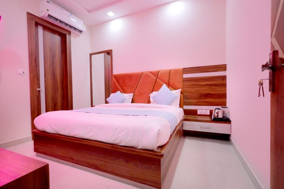 Bed, Photo of the whole room, Bedroom, towels, wardrobe, air conditioner