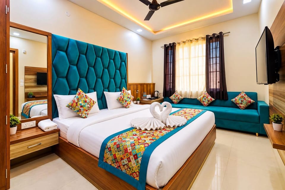 Bed, TV and multimedia, Living room, Photo of the whole room, Seating area, Bedroom