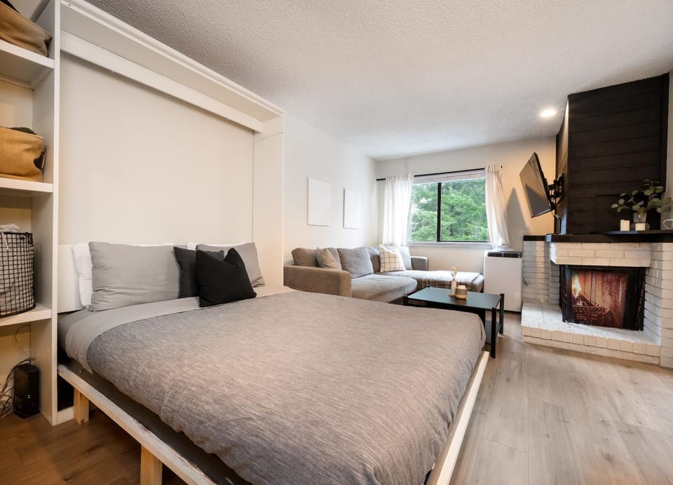 Bed, TV and multimedia, Living room, Seating area