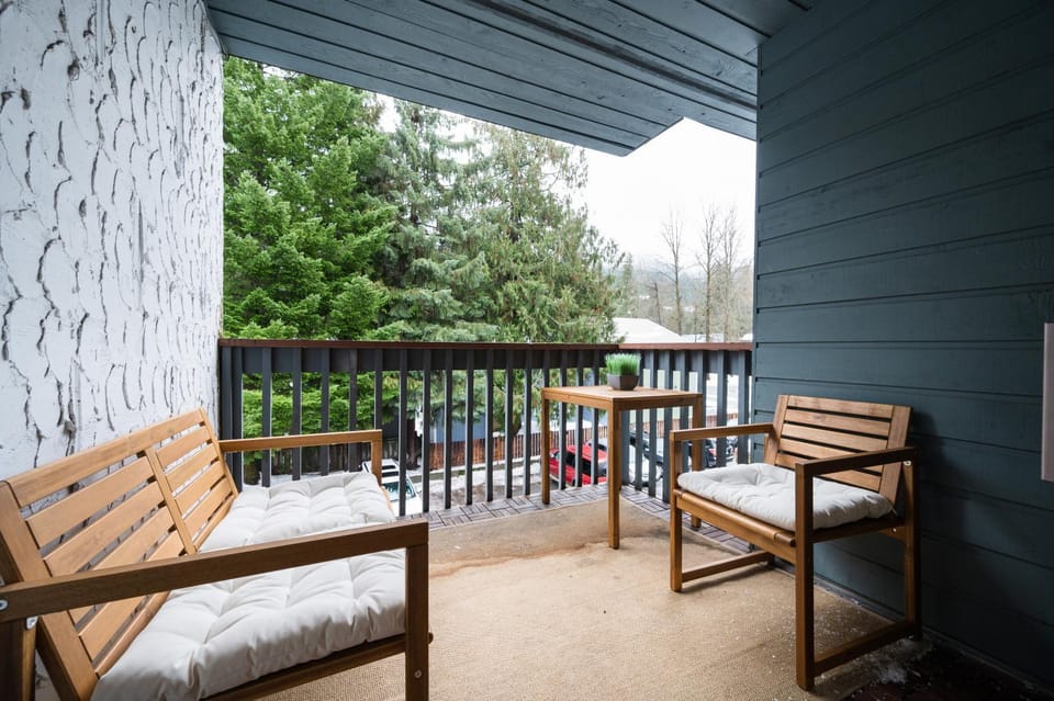 Patio, Balcony/Terrace, Seating area, Mountain view