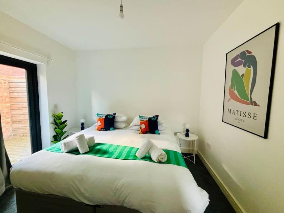 GL1 City Center & Docks - Parking - Sleeps up 6 ppl - Outside Space Apartment in Gloucester