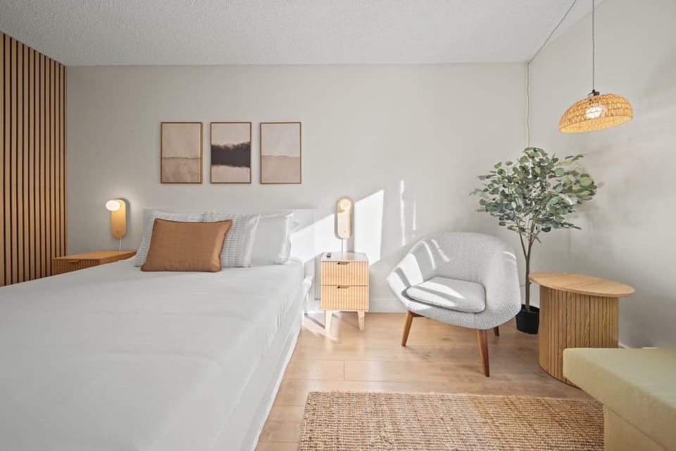 Bed, Seating area, Bedroom