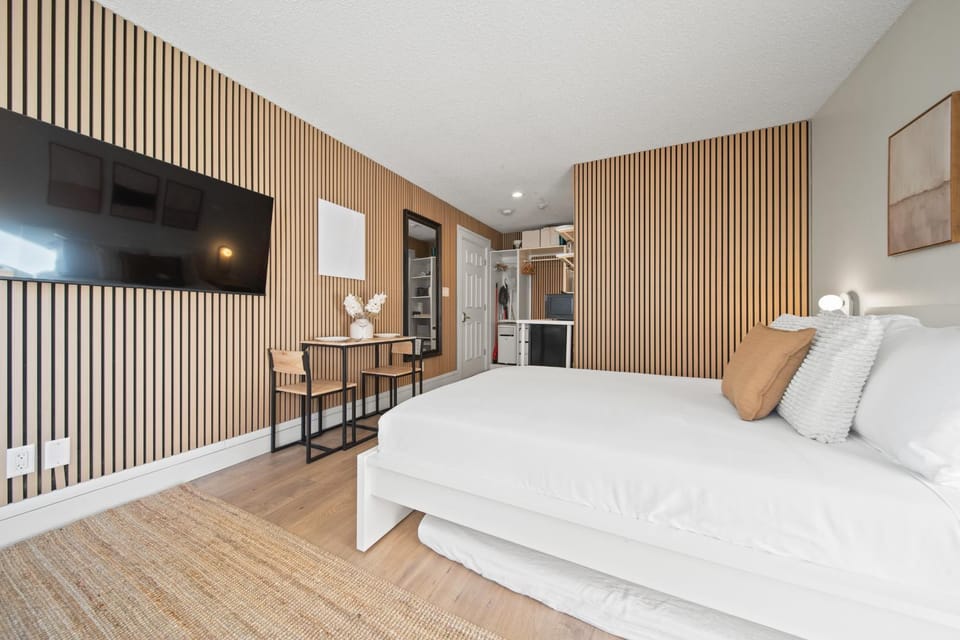 Bed, TV and multimedia, Dining area, Bedroom