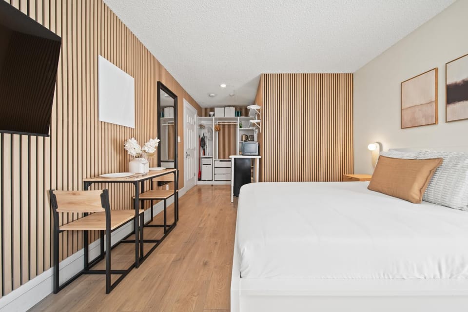 Bed, TV and multimedia, Photo of the whole room, Seating area, Dining area, Bedroom