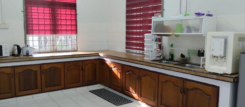 Kitchen or kitchenette, oven